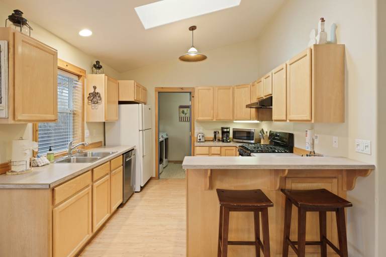 Huckleberry Cottage - A/C, Hot Tub, Ping Pong, Walk to Everything, Perfect Bend Westside Cottage — photo 4