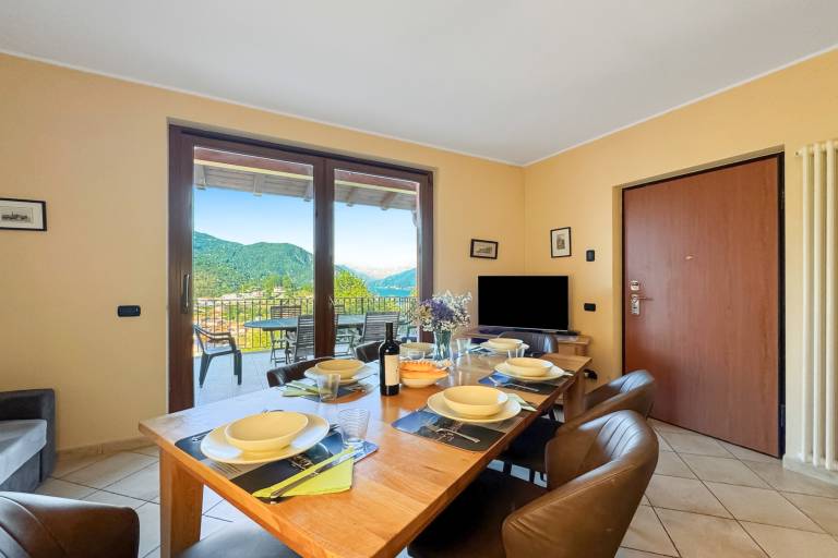Child-friendly spacious vacation home with yard, barbecue & private pool | Mountain view | Pet-friendly — photo 4