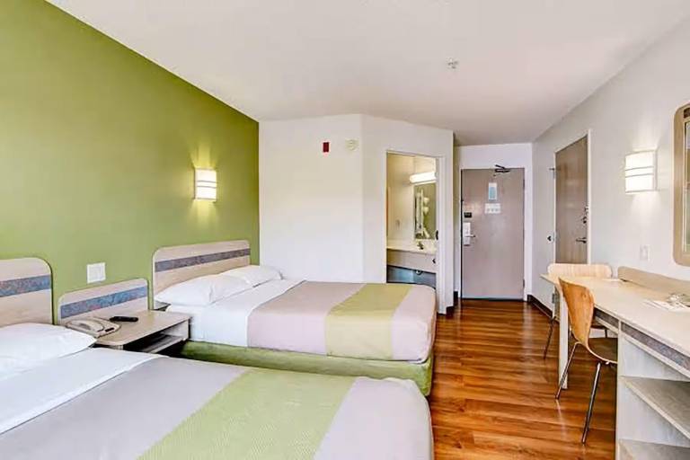 Super 8 by Wyndham Aurora East — photo 2