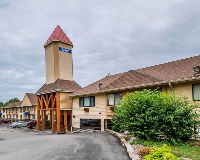 Rodeway Inn & Suites Madison East in Madison, MI