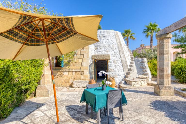 Apartment 'Le Baccole - Trullo' with Private Terrace, Garden, and Air Conditioning in Patu