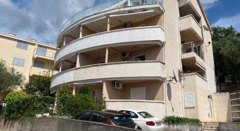 Apartment with terrace in Becici