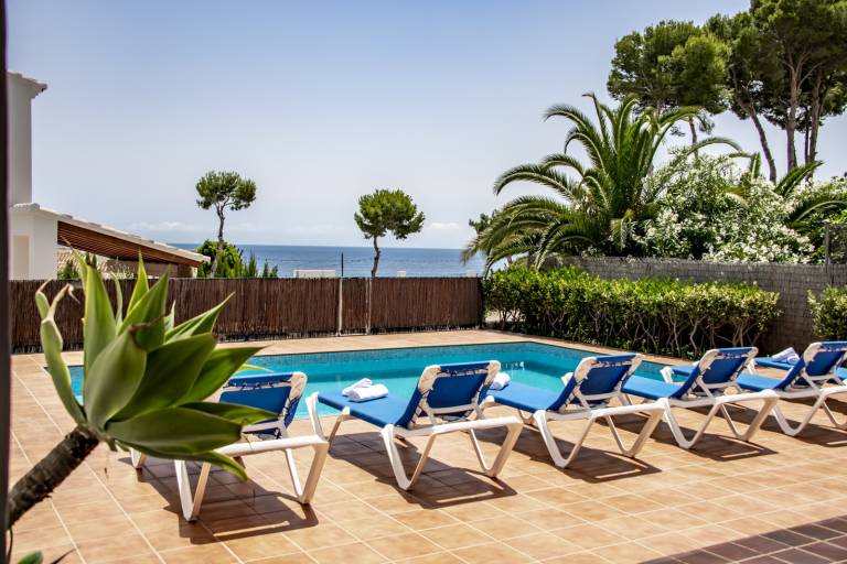 Fully equipped nice villa with grill, patio & private pool | Beach nearby | Pets allowed — photo 2