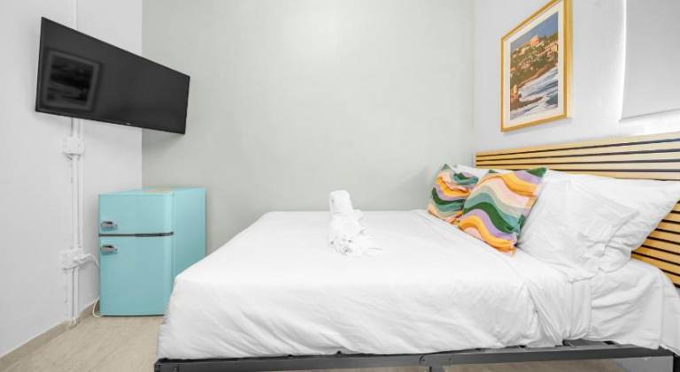 Room 2 Stylish Stay with Free Parking at Calle Cerra in San Juan