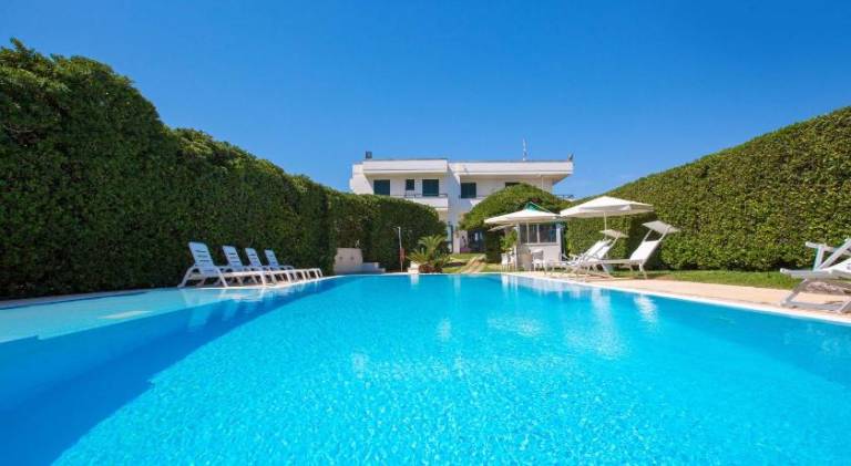 Charming serviced apartment with pool, terrace & yard | Beach nearby | Pet-friendly — photo 2