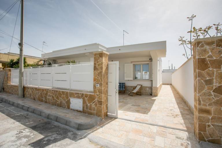 Family-oriented lovely villa with yard | Close to the beach | Pet-friendly — photo 2