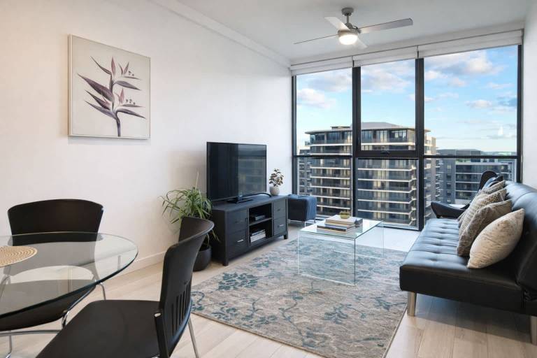 2BR Food Drink Hub Pool Views Gym Roof Tce