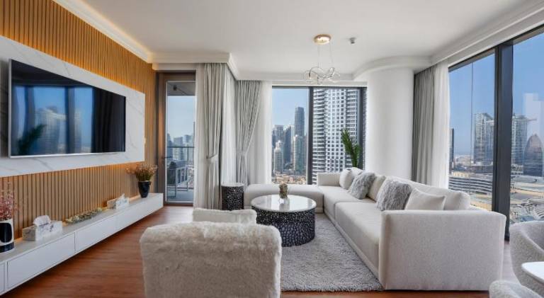 Fully equipped ample apartment with yard, patio & pool | Close to Burj Khalifa | Dogs allowed — photo 2