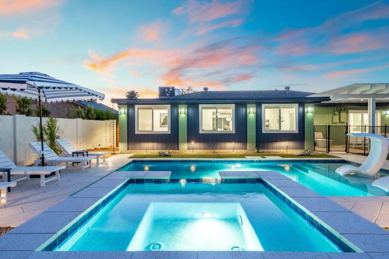NEW 5 min to Old Town Pool & Spa 2 King Suites