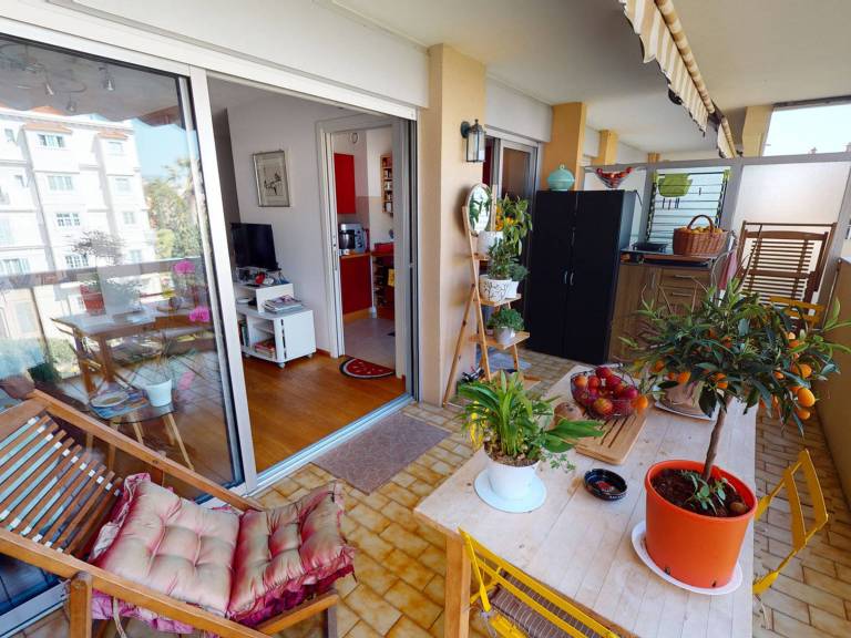 Spacious studio with air conditioning and terrace in central Menton — photo 3