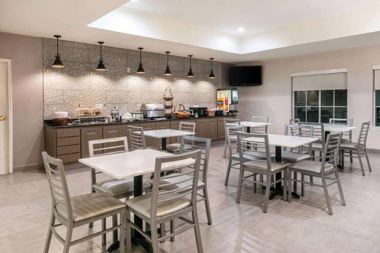 La Quinta Inn & Suites by Wyndham Fredericksburg — photo 5