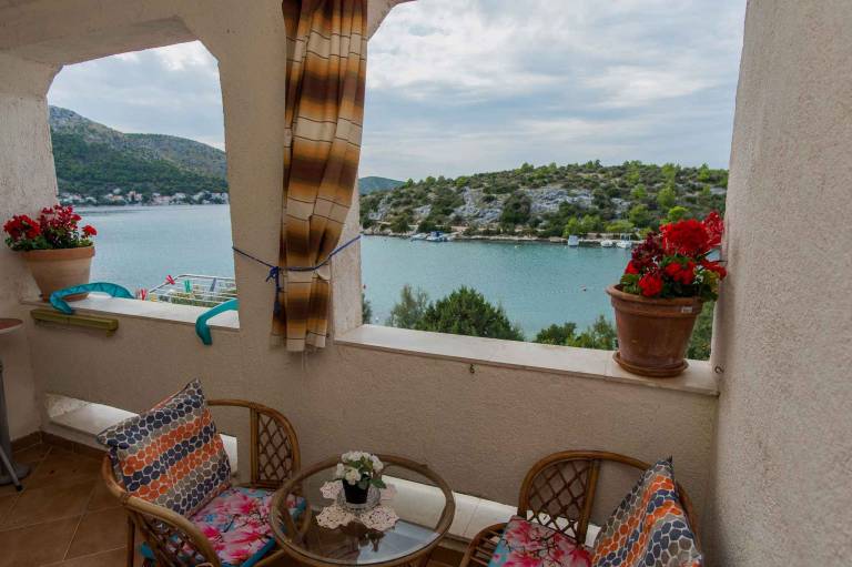 Holiday apartment with patio, barbecue & garden — photo 3