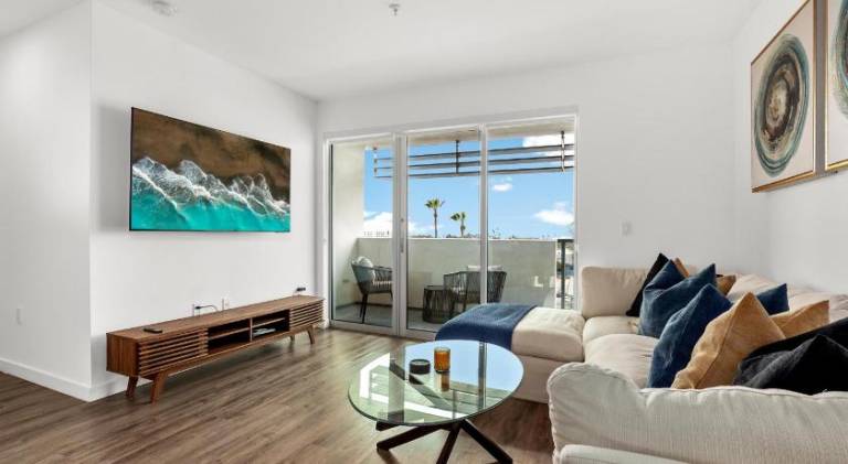 Luxury Penthouse 2-BR - with Pool & Gym Access — photo 2