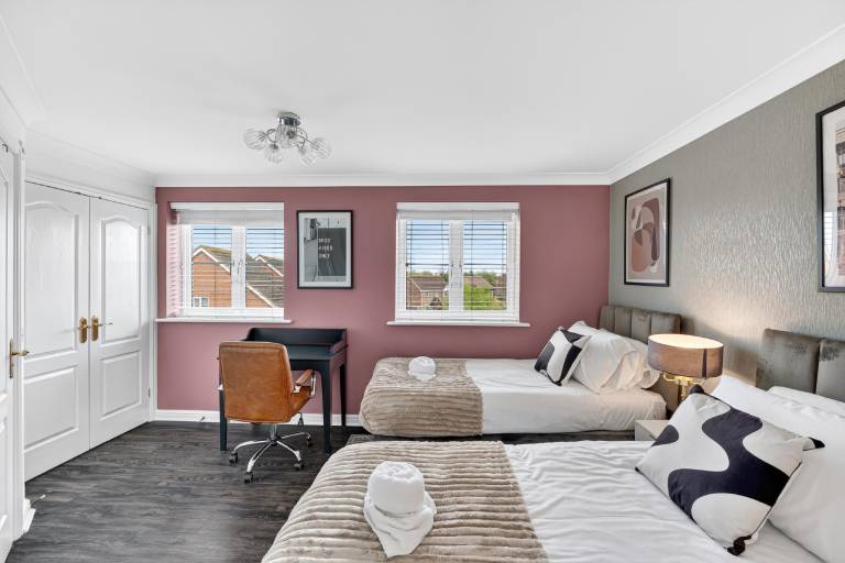 Family-oriented ample vacation home with yard | Perfect for remote work | Pets are welcome in Bedford