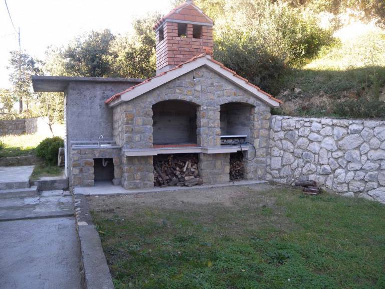 Rental apartment with yard, barbeque & terrace — photo 3