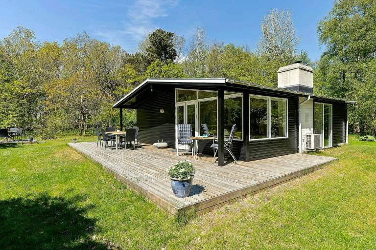 Nature-immersed cottage by Camønoen on Møn in Stege