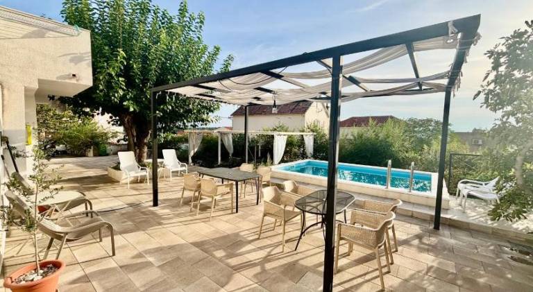 Apartment with pool & hot tub — photo 4