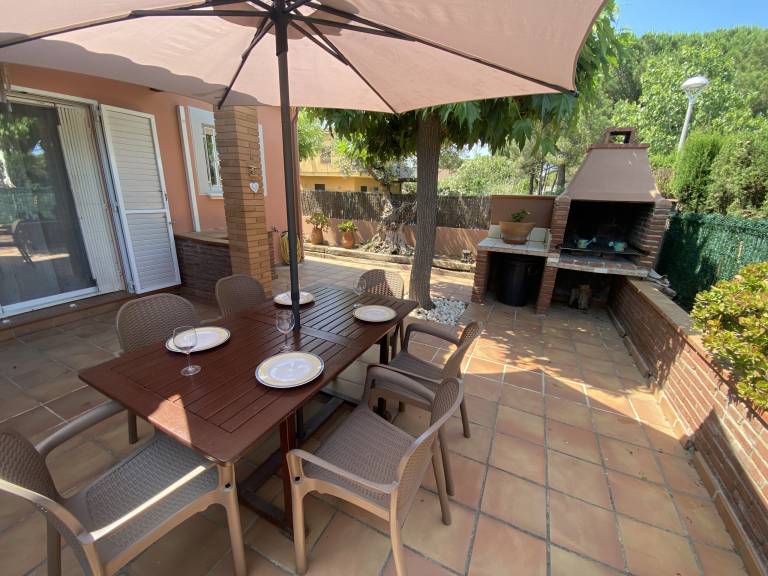 Vacation home with barbeque, pool & yard — photo 2