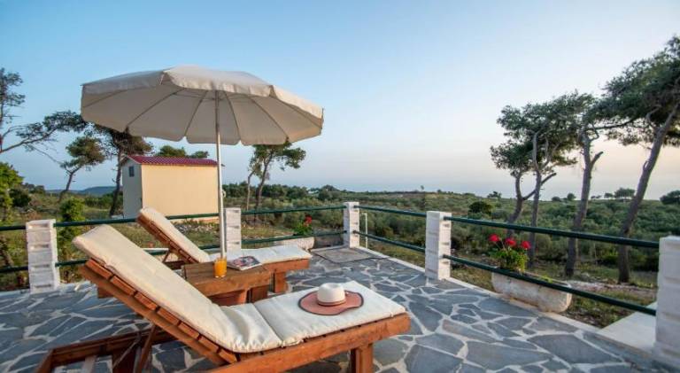 Villa with patio, garden & private pool | Pets allowed — photo 4