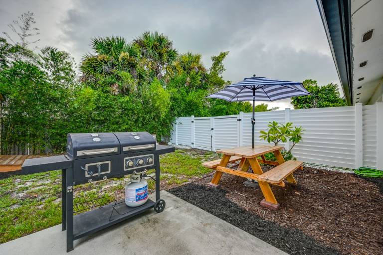 Sunny Florida Escape w/ Patio, Grill & Fire Pit! — photo 3