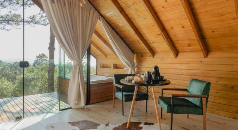 Lodge with yard & hot tub — photo 3