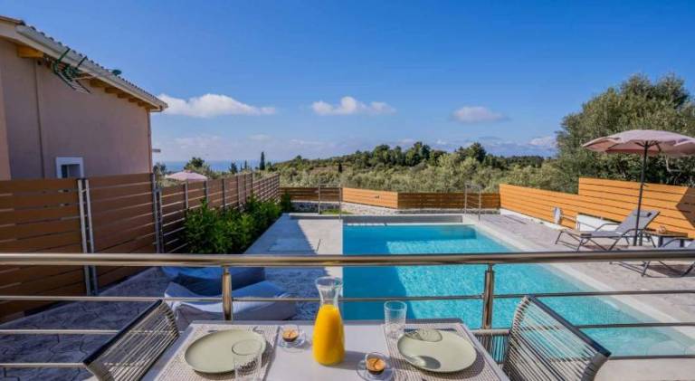 Villa with terrace, yard & private pool | Pet-friendly — photo 4
