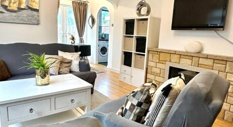 House | Perfect for remote work | Pets allowed in Slough