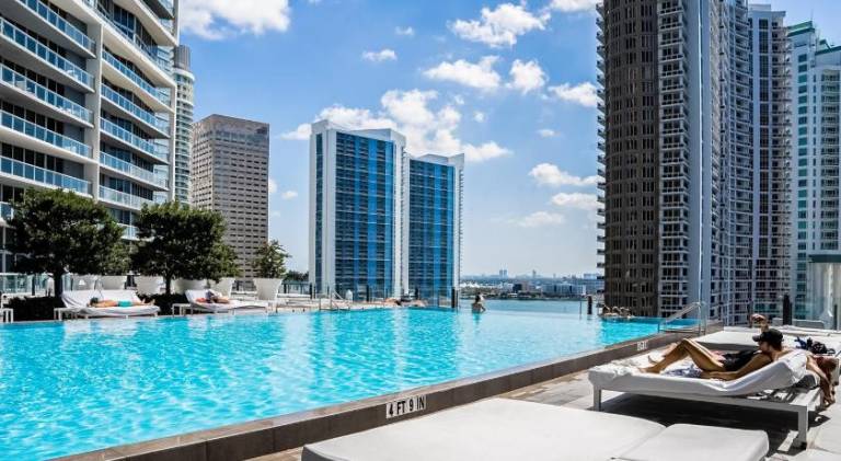 Rental apartment with pool & hot tub | Next to Bayfront Park | Pets are welcome — photo 3