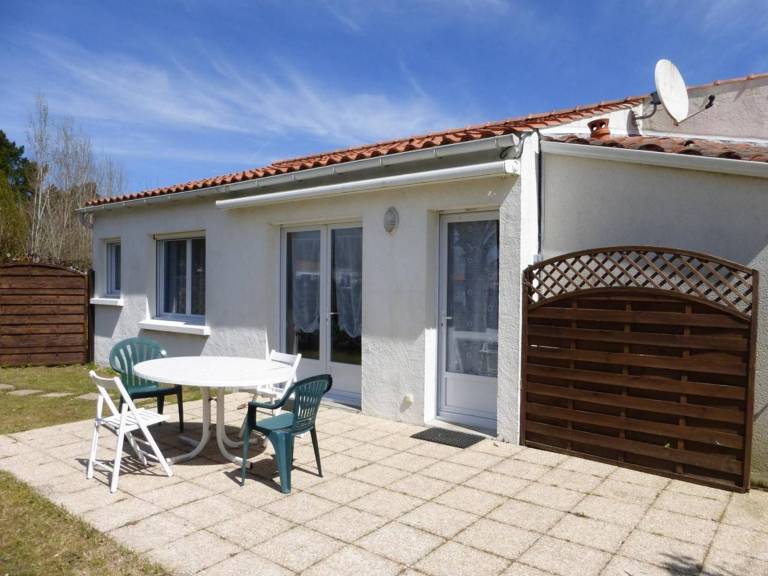 Charming 3-room house with mezzanine, terrace & parking, 5km from beaches - sleeps 6 — photo 3