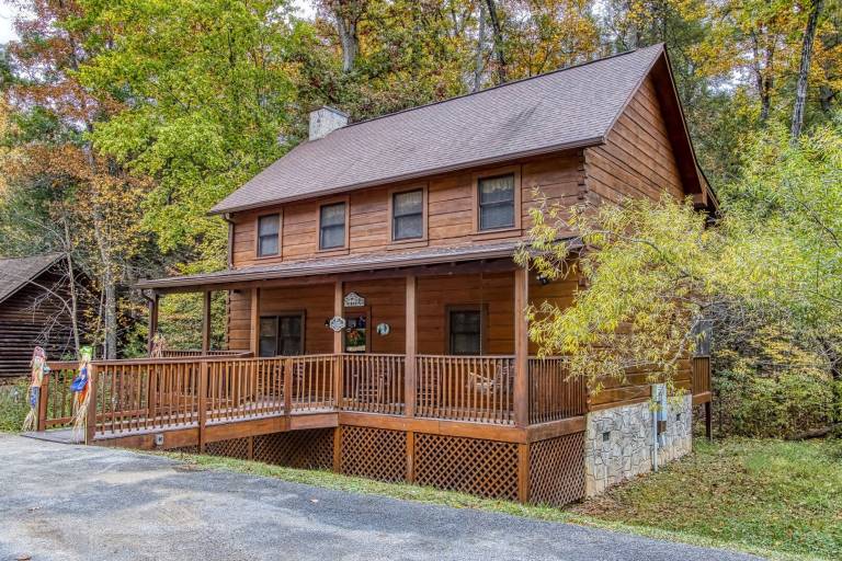 Cabin with private pool in Pigeon Forge, TN