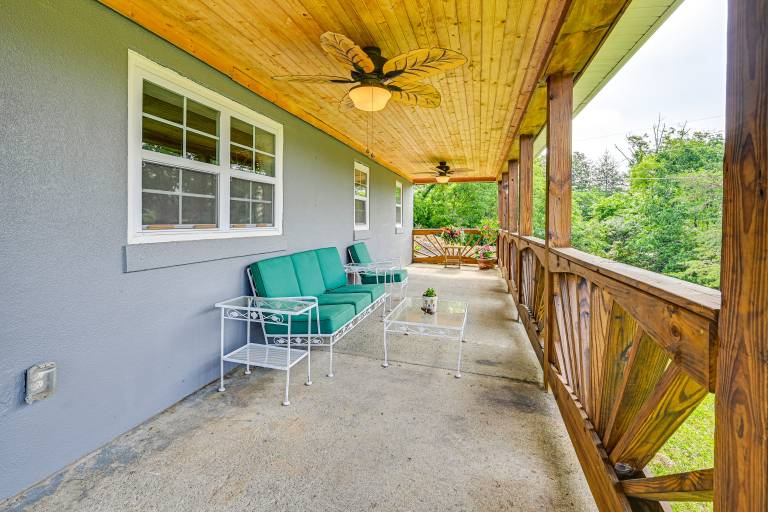 6 Mi to Lake Liberty: Pet-Friendly Home w/ Yard — photo 2