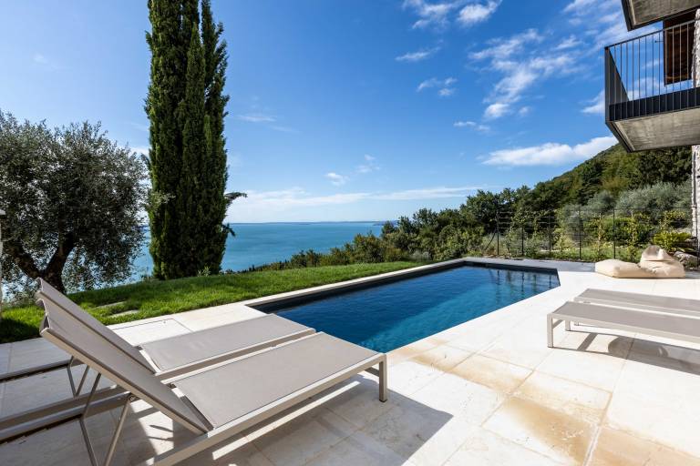 Villa with grill, private pool & yard | Garden view — photo 3
