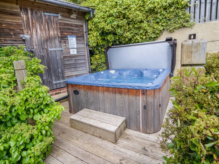 Cottage with jacuzzi, yard & barbecue — photo 3