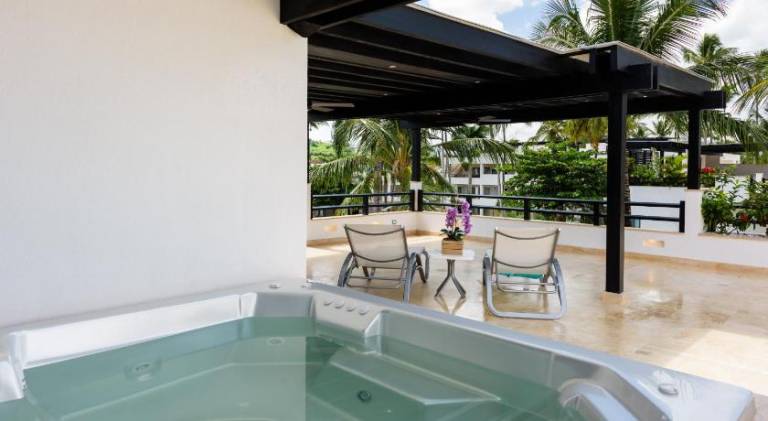 Serviced apartment with patio, garden & pool | Beach nearby | Dogs allowed — photo 4