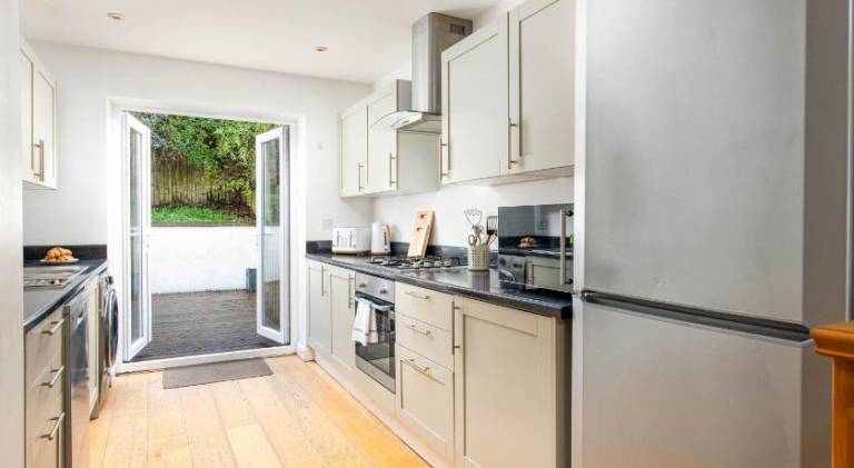 Large 5Bed Town House-Sleeps 9-By FabAccommodation — photo 5