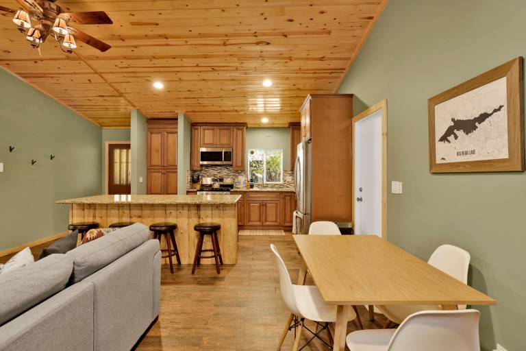 Country Club Cabin Fenced Yard, Dog-friendly cabin in heart of Big Bear with hot tub. — photo 5