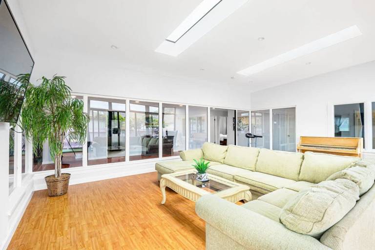 Vacation home with garden in South San Francisco, CA