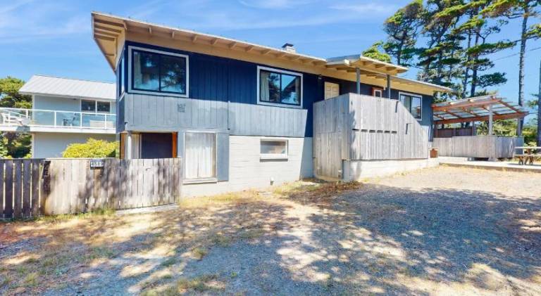 Vacation home with jacuzzi | Close to the beach | Pets are welcome in Florence, OR