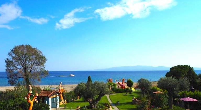 Beautiful villa with barbeque, yard & terrace | Next to the beach | Pets are welcome in Aristotelis