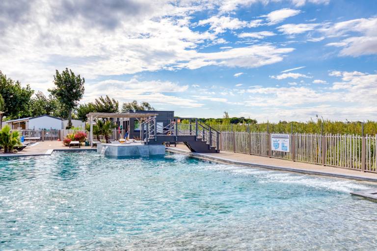 Family-oriented mobile home with terrace, hot tub & heated pool | Close to the beach | Pets allowed in Sète