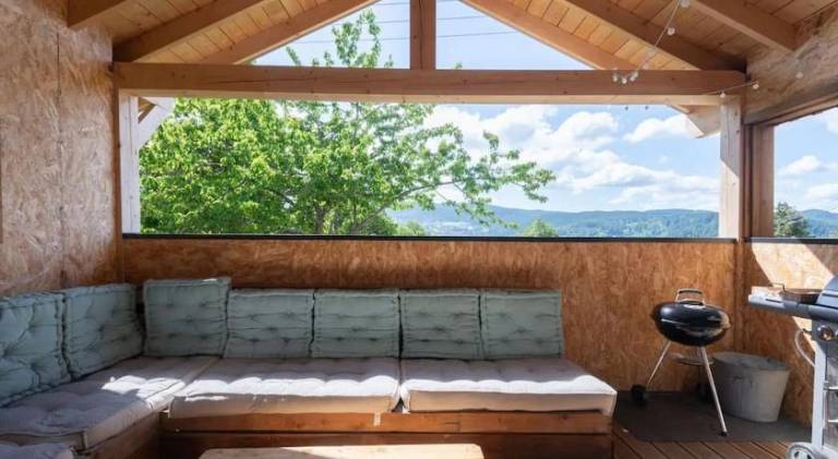 Vacation home with hot tub — photo 5