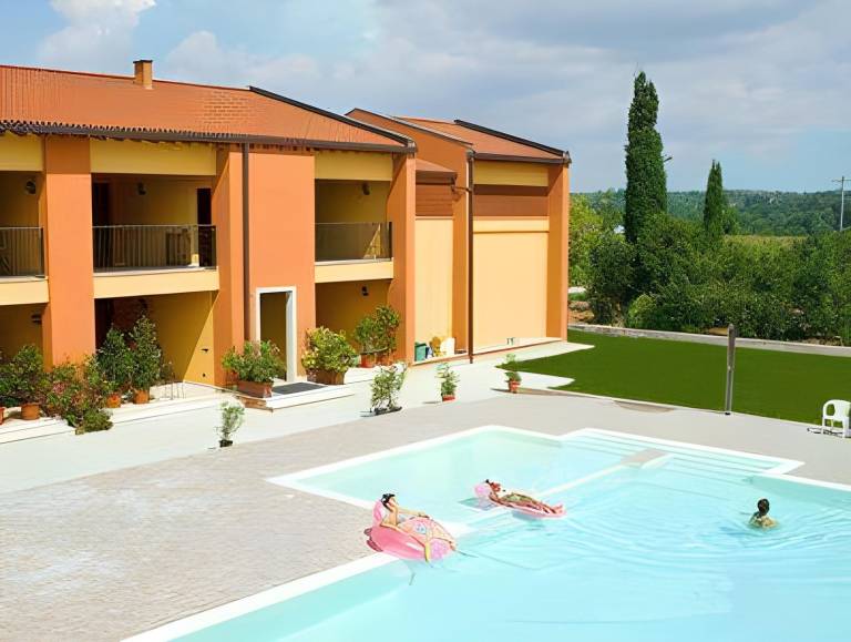 Serviced apartment with grill, pool & yard in Mantua