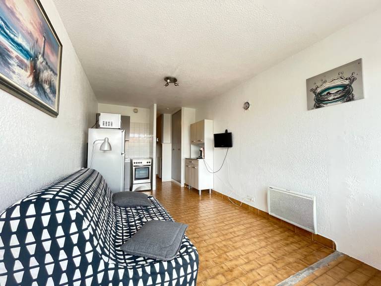 Beachfront studio with private parking, pets allowed — photo 3