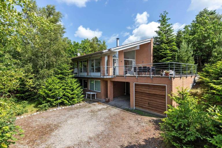 House with BBQ, patio & hot tub in Ebeltoft