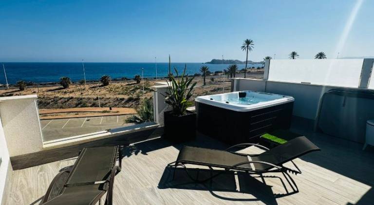 Charming rental apartment with patio & jacuzzi | Next to the beach | Pet-friendly — photo 3