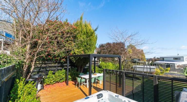 Vacation home with jacuzzi — photo 4
