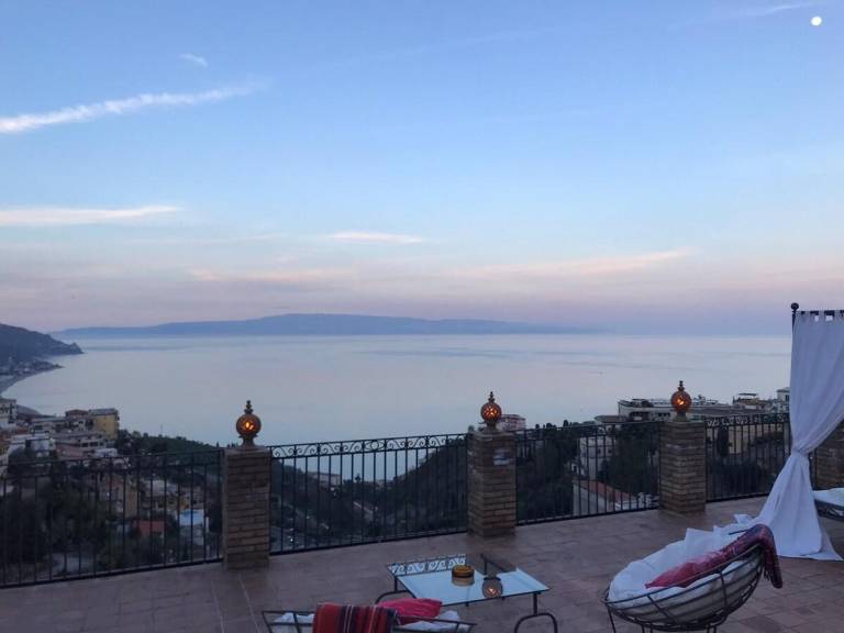 Fully equipped vacation home with terrace, hot tub & grill | Good for workation | Pets allowed in Giardini Naxos