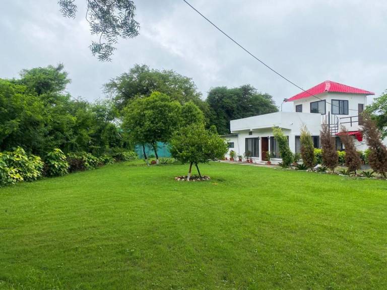 Vacation home with pool, garden & grill | Perfect for remote work in Indore