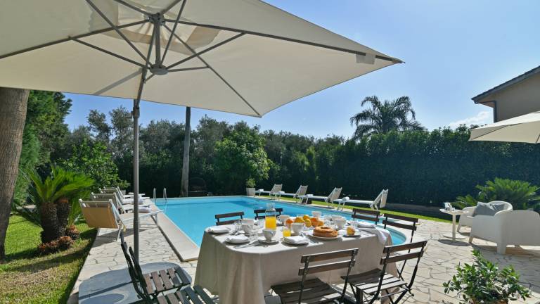 Villa with private pool, barbecue & sauna | Pool view — photo 2