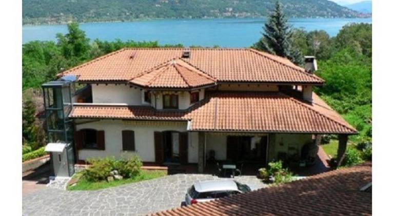Apartment with yard & patio in Baveno